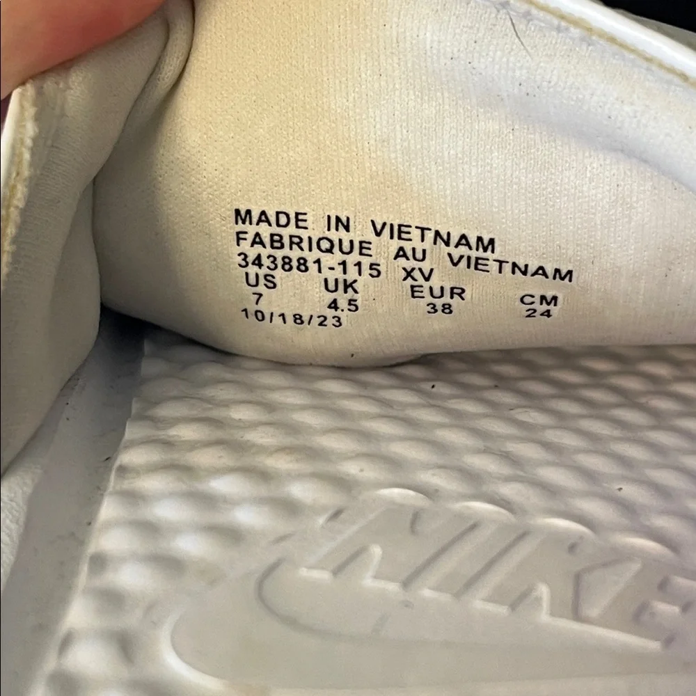 Nike White Slide Sandals size 7 - Picture 2 of 4
